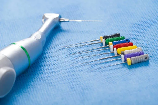 علاج علاج العصب في مركز ابو المكارم لطب الاسنان